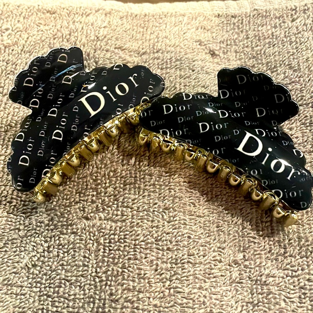 2 piece black & white claw hair clips